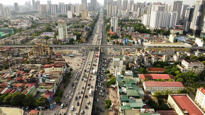 CSGT Hà Nội ứng trực phân luồng, hỗ trợ người dân trở lại Thủ đô sau kỳ nghỉ lễ 2/9- Ảnh 4. CSGT Hà Nội ứng trực phân luồng, hỗ trợ người dân trở lại Thủ đô sau kỳ nghỉ lễ 2/9- Ảnh 4.