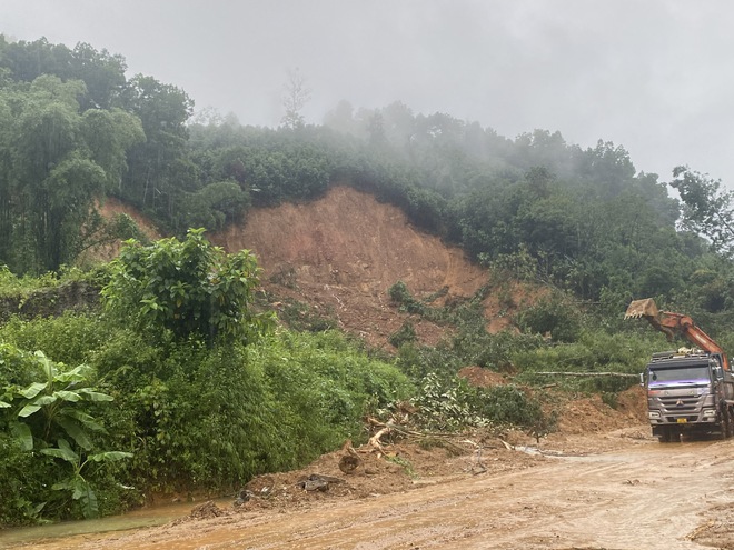 Dự kiến ngày mai (1/10), thông xe đoạn QL2 ở Hà Giang sạt lở vùi lấp nhiều người và xe- Ảnh 1. Dự kiến ngày mai (1/10), thông xe đoạn QL2 ở Hà Giang sạt lở vùi lấp nhiều người và xe- Ảnh 1.
