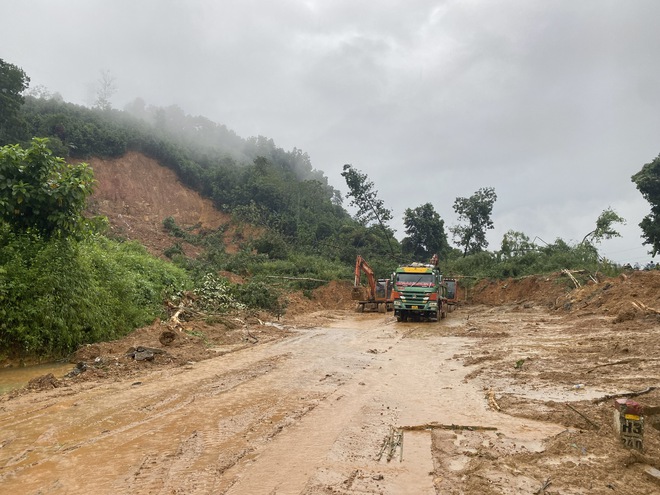Dự kiến ngày mai (1/10), thông xe đoạn QL2 ở Hà Giang sạt lở vùi lấp nhiều người và xe- Ảnh 2. Dự kiến ngày mai (1/10), thông xe đoạn QL2 ở Hà Giang sạt lở vùi lấp nhiều người và xe- Ảnh 2.