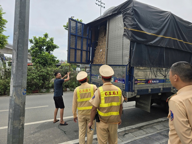 Kiểm tra nồng độ cồn phát hiện tài xế chở 9 tấn kẹo, hơn 1 nghìn bánh trung thu không nguồn gốc- Ảnh 4. Kiểm tra nồng độ cồn phát hiện tài xế chở 9 tấn kẹo, hơn 1 nghìn bánh trung thu không nguồn gốc- Ảnh 4.