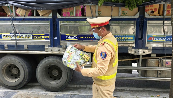 Kiểm tra nồng độ cồn phát hiện tài xế chở 9 tấn kẹo, hơn 1 nghìn bánh trung thu không nguồn gốc- Ảnh 3. Kiểm tra nồng độ cồn phát hiện tài xế chở 9 tấn kẹo, hơn 1 nghìn bánh trung thu không nguồn gốc- Ảnh 3.