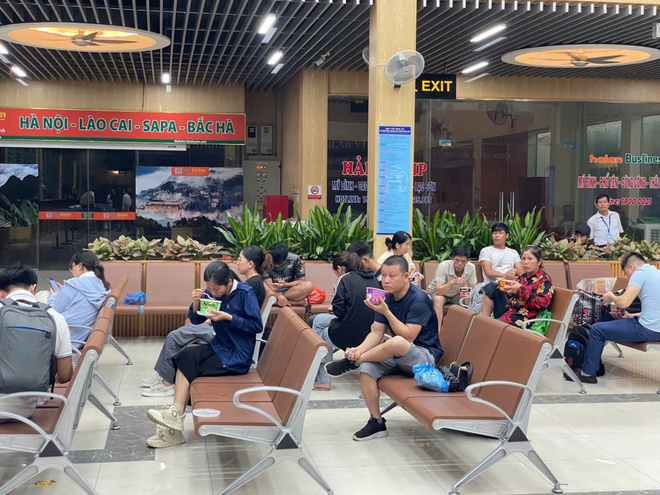 Video bến xe ở Hà Nội hỗ trợ ăn nghỉ cho hàng chục hành khách mắc kẹt vì bão số 3
- Ảnh 2.