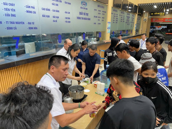 Video bến xe ở Hà Nội hỗ trợ ăn nghỉ cho hàng chục hành khách mắc kẹt vì bão số 3
- Ảnh 6.