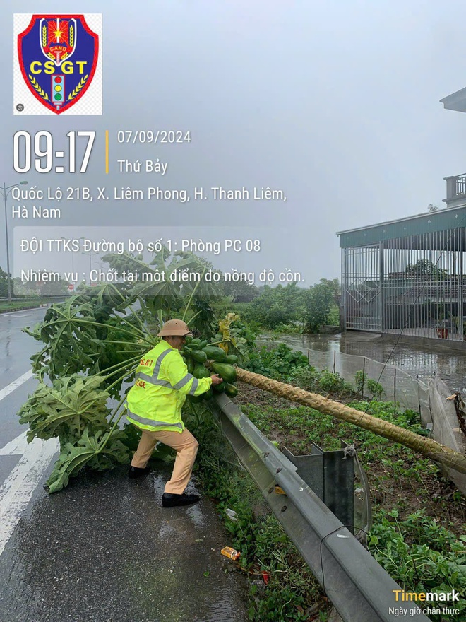 Ấm lòng những hình ảnh trách nhiệm trên đường ngày bão YAGI đổ bộ- Ảnh 16.