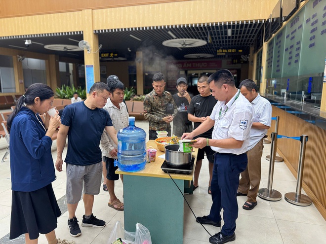 Video bến xe ở Hà Nội hỗ trợ ăn nghỉ cho hàng chục hành khách mắc kẹt vì bão số 3
- Ảnh 4.