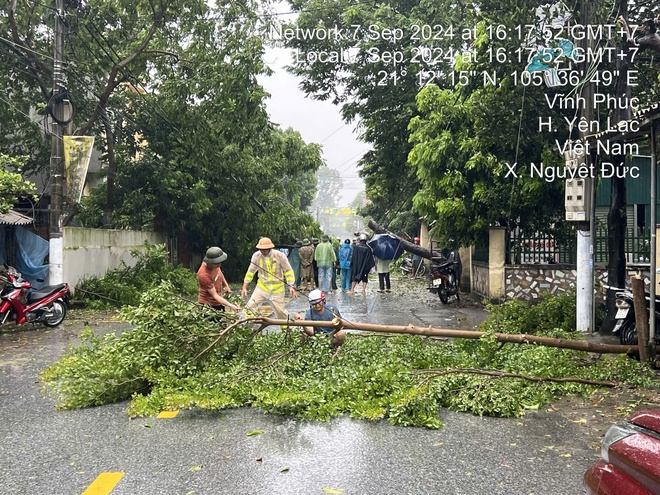 Ấm lòng những hình ảnh trách nhiệm trên đường ngày bão YAGI đổ bộ- Ảnh 14.