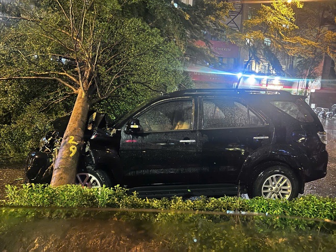 Video CSGT Hà Nội cứu kịp thời 1 lái xe bị cây đổ đè ôtô- Ảnh 2.