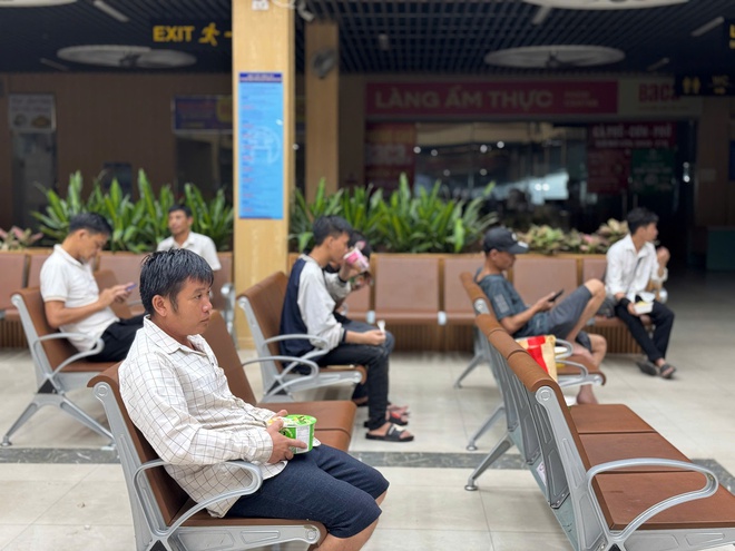 Video bến xe ở Hà Nội hỗ trợ ăn nghỉ cho hàng chục hành khách mắc kẹt vì bão số 3
- Ảnh 3.