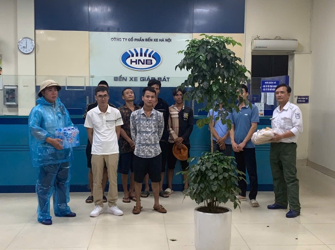 Video bến xe ở Hà Nội hỗ trợ ăn nghỉ cho hàng chục hành khách mắc kẹt vì bão số 3
- Ảnh 5.