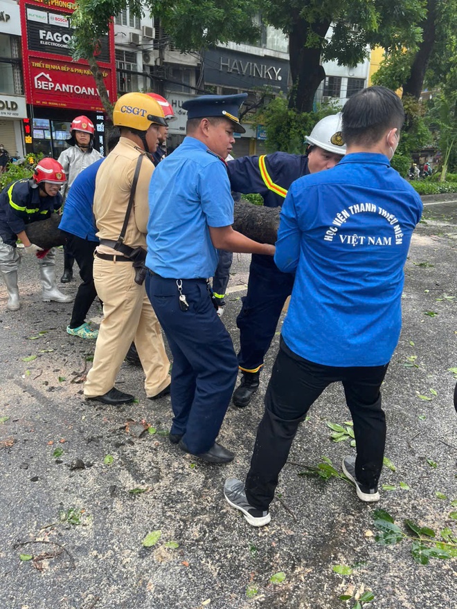 Hà Nội khắc phục đảm bảo giao thông sau bão Yagi- Ảnh 4.