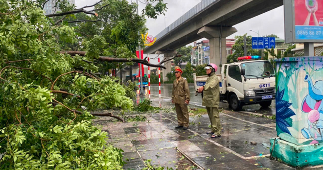 Hà Nội khắc phục đảm bảo giao thông sau bão Yagi- Ảnh 8.