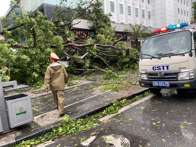 Hà Nội khắc phục đảm bảo giao thông sau bão Yagi- Ảnh 6.