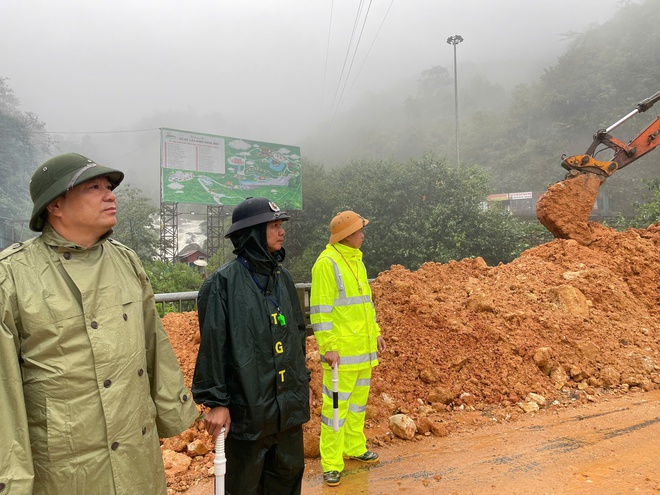 Video: Tiếp tục sạt lở trên QL4D gây tắc đường nghiêm trọng- Ảnh 1.