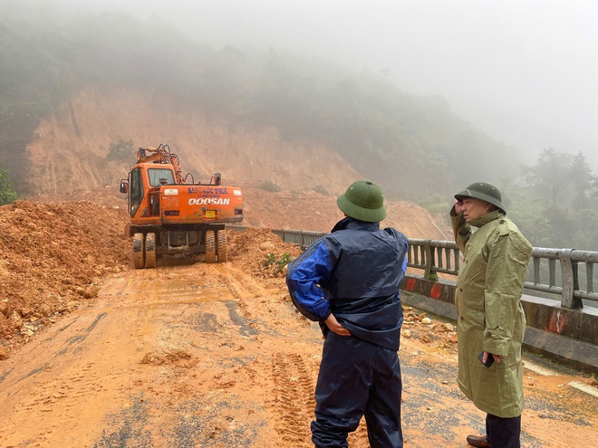 Video: Tiếp tục sạt lở trên QL4D gây tắc đường nghiêm trọng- Ảnh 2.