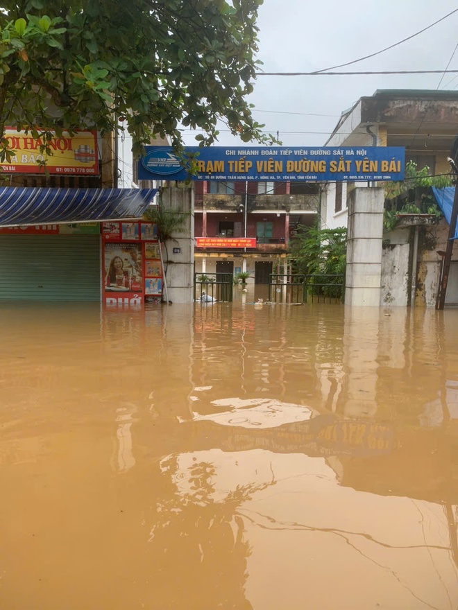 Đường sắt qua Yên Bái ngập sâu, tạm dừng chạy tàu Hà Nội – Lào Cai- Ảnh 3.