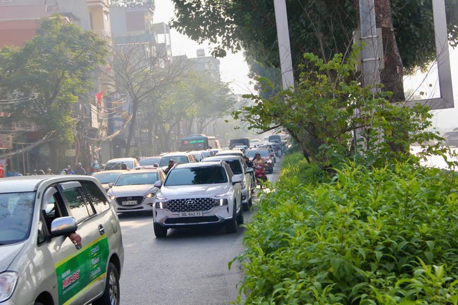 Giao thông cận Tết: “Giờ nào cũng là cao điểm”- Ảnh 3.