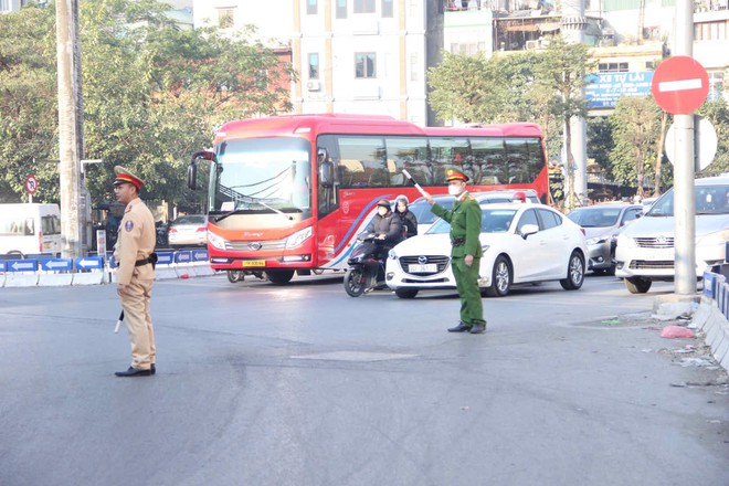 Giao thông cận Tết: “Giờ nào cũng là cao điểm”- Ảnh 2.
