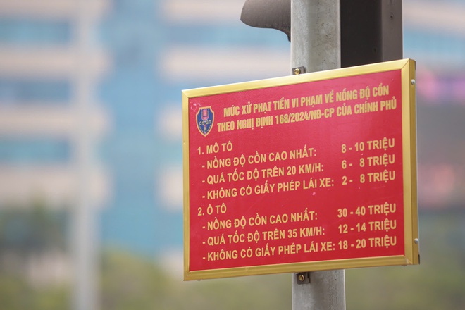 Hà Nội lắp biển tuyên truyền Nghị định 168 tại 58 nút giao, chi tiết nhiều mức phạt- Ảnh 2.
