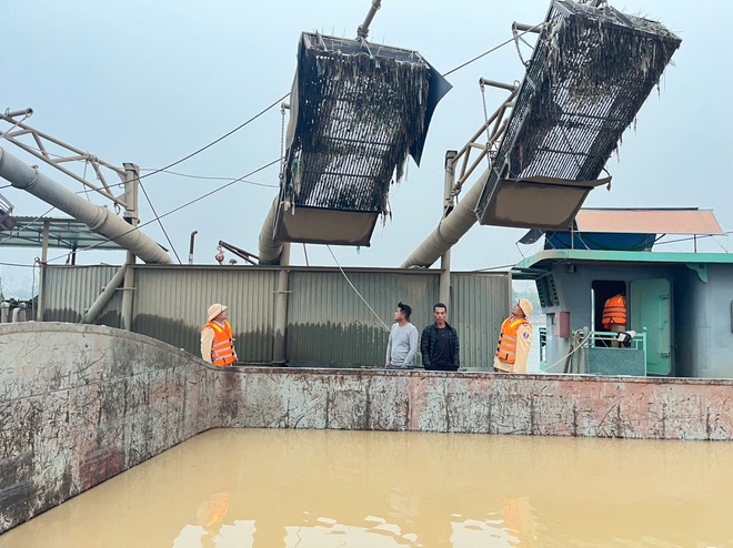 Video bắt quả tang 6 đối tượng đang khai thác cát trái phép quy mô lớn trên sông Hồng


- Ảnh 2.