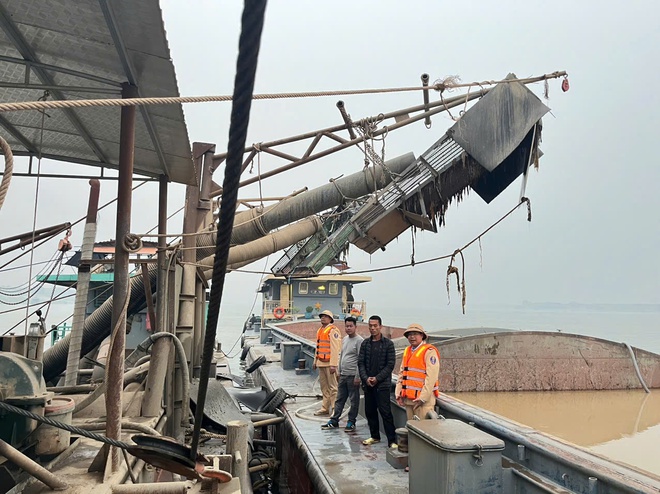 Video bắt quả tang 6 đối tượng đang khai thác cát trái phép quy mô lớn trên sông Hồng


- Ảnh 1.