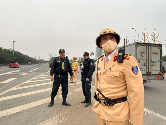 Hà Nội huy động tối đa lực lượng bảo đảm ATGT đêm Giao thừa- Ảnh 1. Hà Nội huy động tối đa lực lượng bảo đảm ATGT đêm Giao thừa- Ảnh 1.