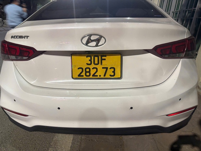 Phạt hơn 20 triệu, trừ 6 điểm GPLX tài xế dán băng dính che biển số ôtô- Ảnh 3. Phạt hơn 20 triệu, trừ 6 điểm GPLX tài xế dán băng dính che biển số ôtô- Ảnh 3.