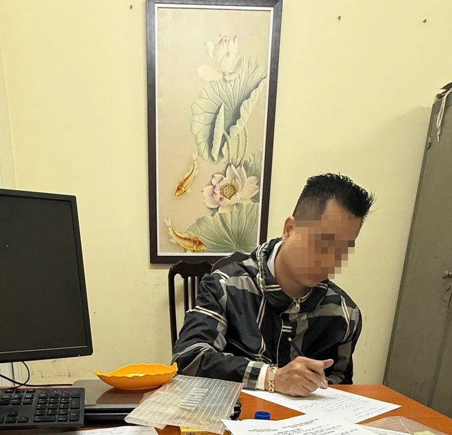 Phạt hơn 20 triệu, trừ 6 điểm GPLX tài xế dán băng dính che biển số ôtô- Ảnh 1. Phạt hơn 20 triệu, trừ 6 điểm GPLX tài xế dán băng dính che biển số ôtô- Ảnh 1.