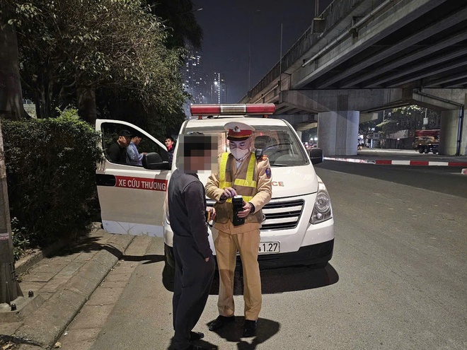 Tài xế xe cứu thương uống rượu chở người