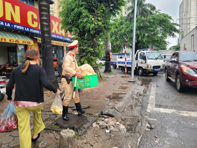 Hà Nội: CSGT dùng xe chuyên dụng đưa dân qua điểm ngập- Ảnh 6.