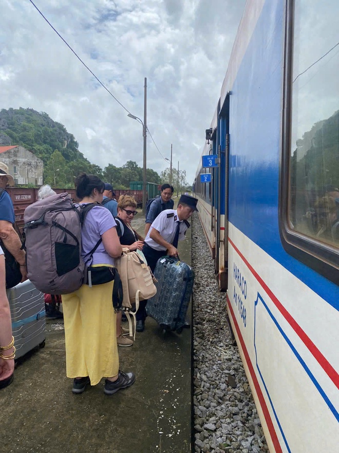 Ngành đường sắt tiếp tục tạm dừng chạy 25 chuyến tàu- Ảnh 2.