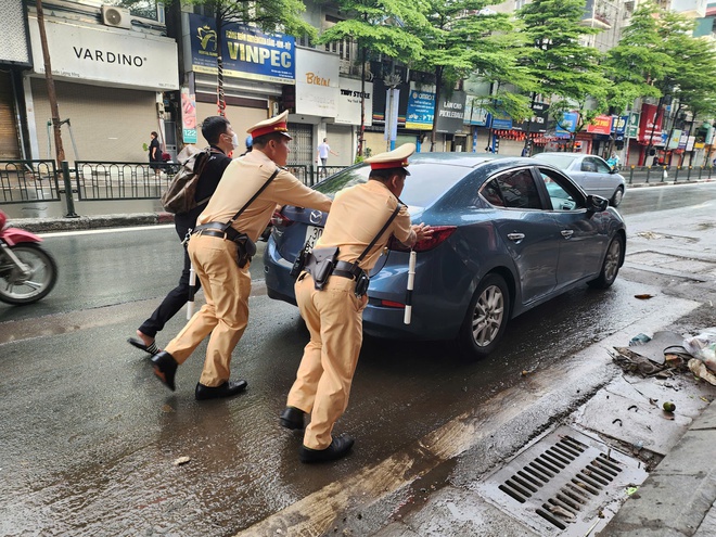 Hà Nội: CSGT dùng xe chuyên dụng đưa dân qua điểm ngập- Ảnh 2.