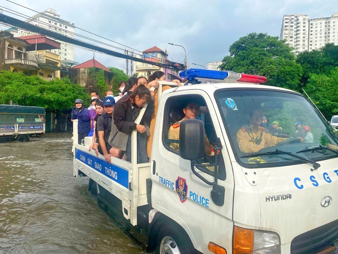 Hà Nội: CSGT dùng xe chuyên dụng đưa dân qua điểm ngập- Ảnh 9.