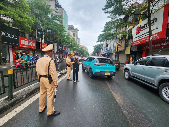 Hà Nội: CSGT dùng xe chuyên dụng đưa dân qua điểm ngập- Ảnh 1.