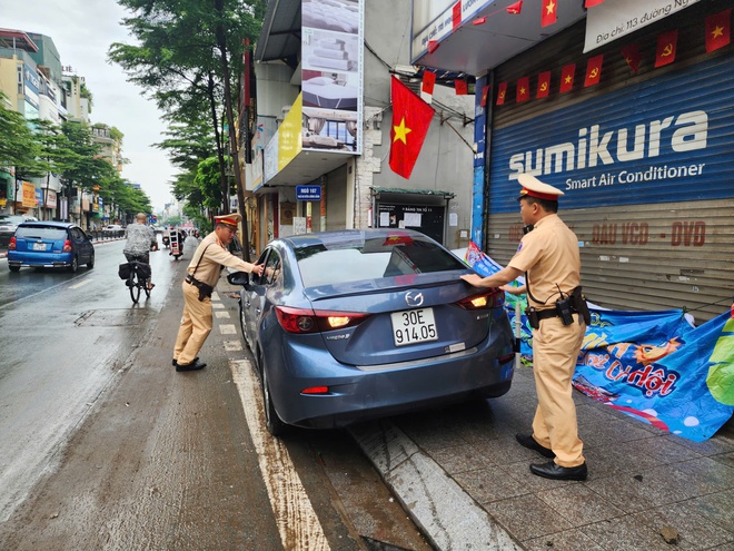 Hà Nội: CSGT dùng xe chuyên dụng đưa dân qua điểm ngập- Ảnh 3.