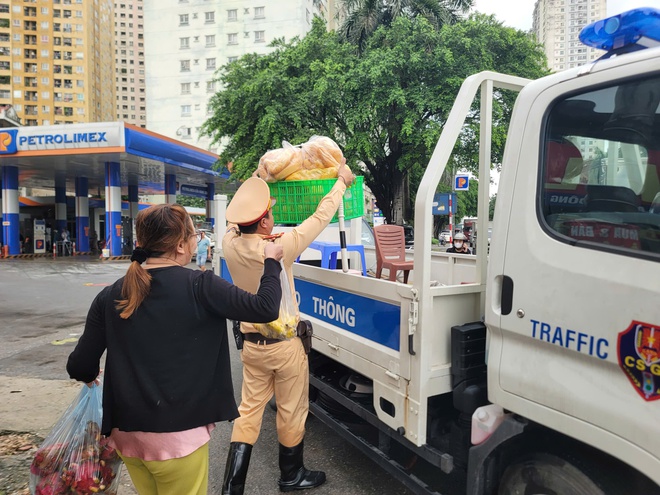 Hà Nội: CSGT dùng xe chuyên dụng đưa dân qua điểm ngập- Ảnh 10.