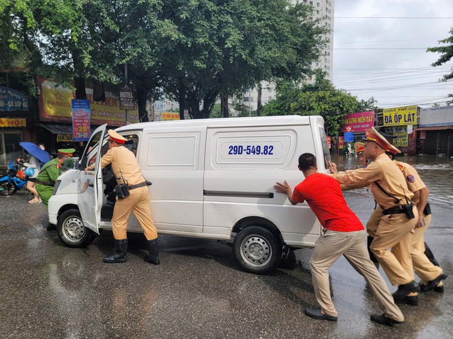 Hà Nội: CSGT dùng xe chuyên dụng đưa dân qua điểm ngập- Ảnh 8.