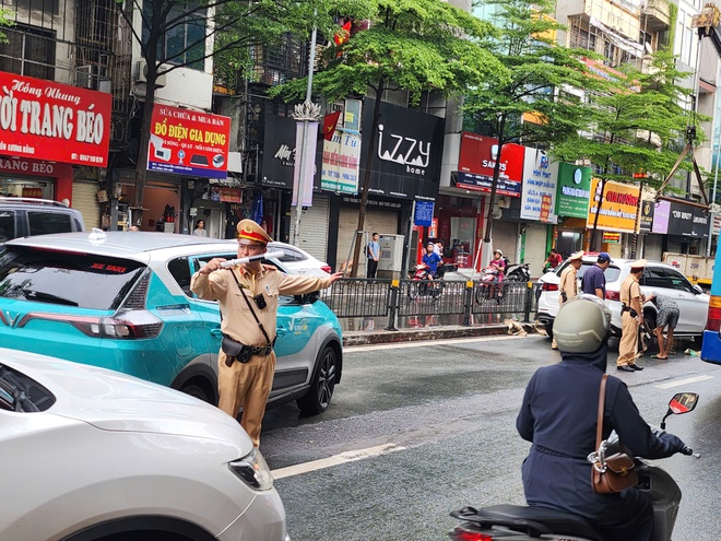 Hà Nội: CSGT dùng xe chuyên dụng đưa dân qua điểm ngập- Ảnh 5.