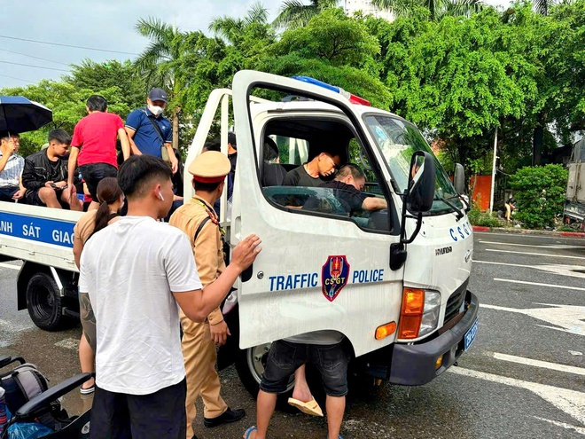 Hà Nội: CSGT dùng xe chuyên dụng đưa dân qua điểm ngập- Ảnh 11.