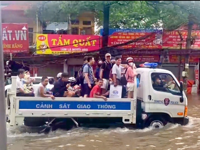 Hà Nội: CSGT dùng xe chuyên dụng đưa dân qua điểm ngập- Ảnh 7.