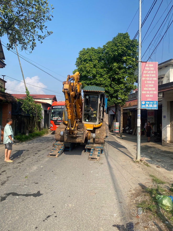 Video: Tuyến đường sắt Đông Anh – Quán Triều vẫn bị cô lập, nước chảy xiết cuốn trôi nền đường ray - Ảnh 1. Video: Tuyến đường sắt Đông Anh – Quán Triều vẫn bị cô lập, nước chảy xiết cuốn trôi nền đường ray - Ảnh 1.