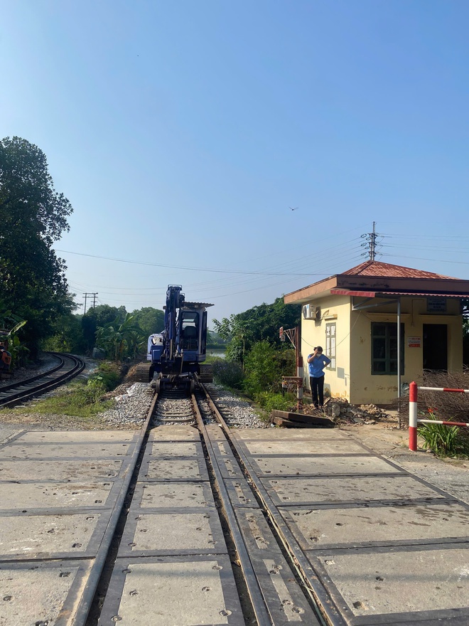 Video: Tuyến đường sắt Đông Anh – Quán Triều vẫn bị cô lập, nước chảy xiết cuốn trôi nền đường ray - Ảnh 2. Video: Tuyến đường sắt Đông Anh – Quán Triều vẫn bị cô lập, nước chảy xiết cuốn trôi nền đường ray - Ảnh 2.