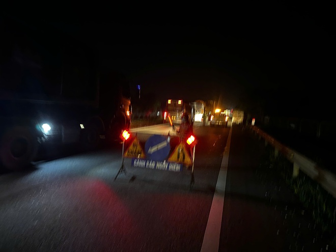 Cao tốc Hà Nội - Thái Nguyên đang bị ngập nước - Ảnh 1.