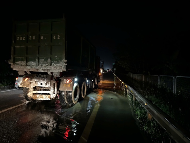 Cao tốc Hà Nội - Thái Nguyên đang bị ngập nước - Ảnh 2.