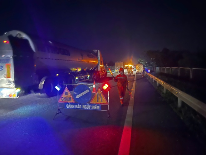 Cao tốc Hà Nội - Thái Nguyên đang bị ngập nước - Ảnh 3.