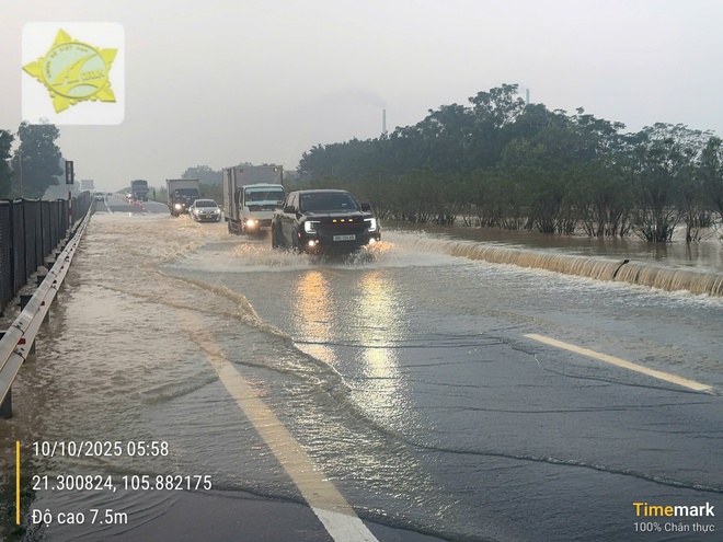 Cao tốc Hà Nội - Thái Nguyên đang bị ngập nước - Ảnh 5.