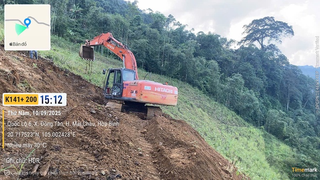 Xử lý điểm sạt lở mất an toàn giao thông tại Km141+200 QL6 - Ảnh 2.