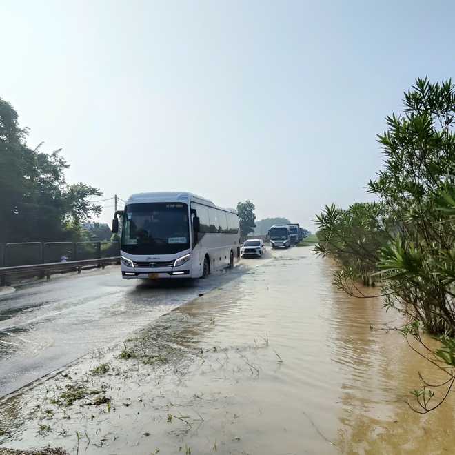 Phân luồng tránh ngập trên cao tốc Hà Nội – Thái Nguyên - Ảnh 1.