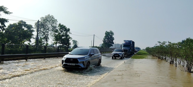 Phân luồng tránh ngập trên cao tốc Hà Nội – Thái Nguyên - Ảnh 2.