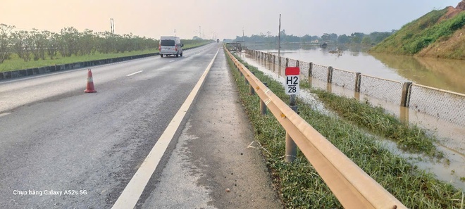 Nước trên cao tốc Hà Nội - Thái Nguyên đang rút - Ảnh 4.