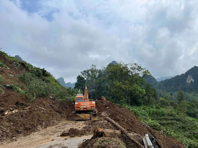 Cao Bằng: Hàng nghìn vị trí sạt lở, đất đá tràn xuống mặt đường gần 800 nghìn mét khối - Ảnh 3.